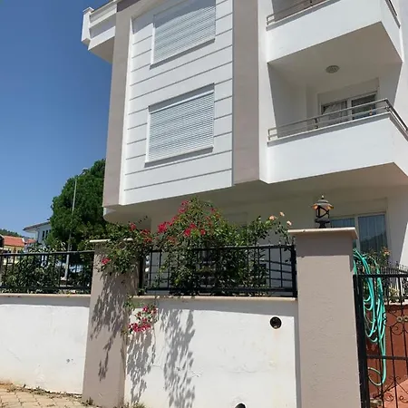 Apartment 132. Sokak Door 1