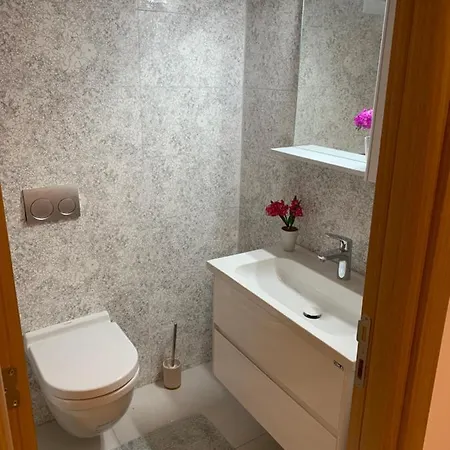 Apartment 132. Sokak Door 1